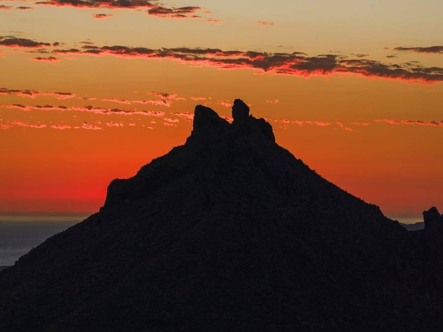 El cerro Tetakawi de San Carlos al anochecer