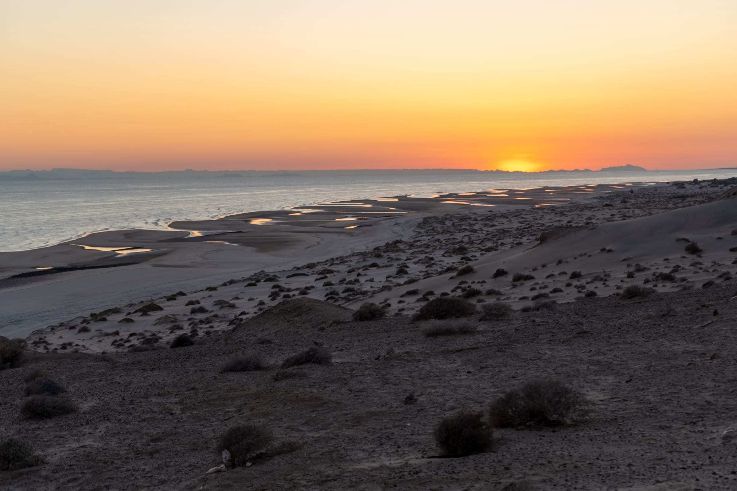 Atardecer sobre el Mar de Cortés y las planicies de marea de la costa de Sonora