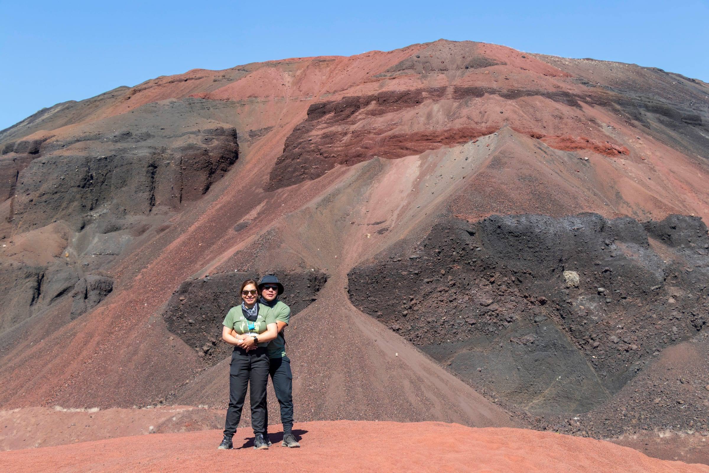 Le cône de cendres rougeâtres du cratère Cerro Colorado